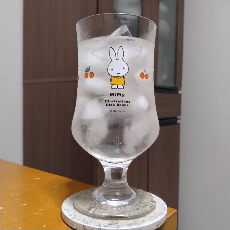 グラスに注いだ宝酒造タカラ無炭酸チューハイ「するり」国産シャインマスカット