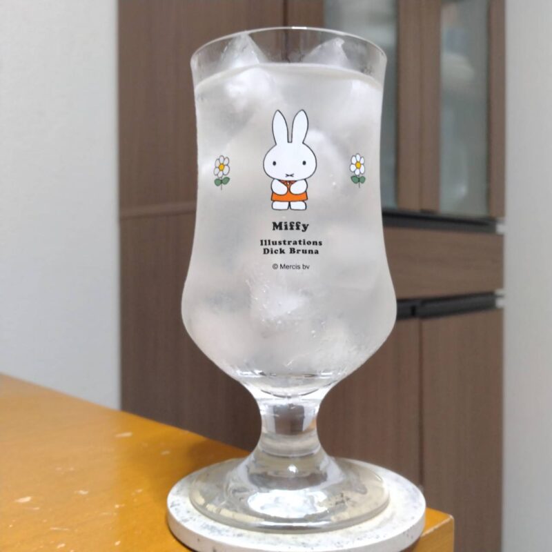  グラスに注いだ宝酒造タカラ無炭酸チューハイ「するり」国産白桃