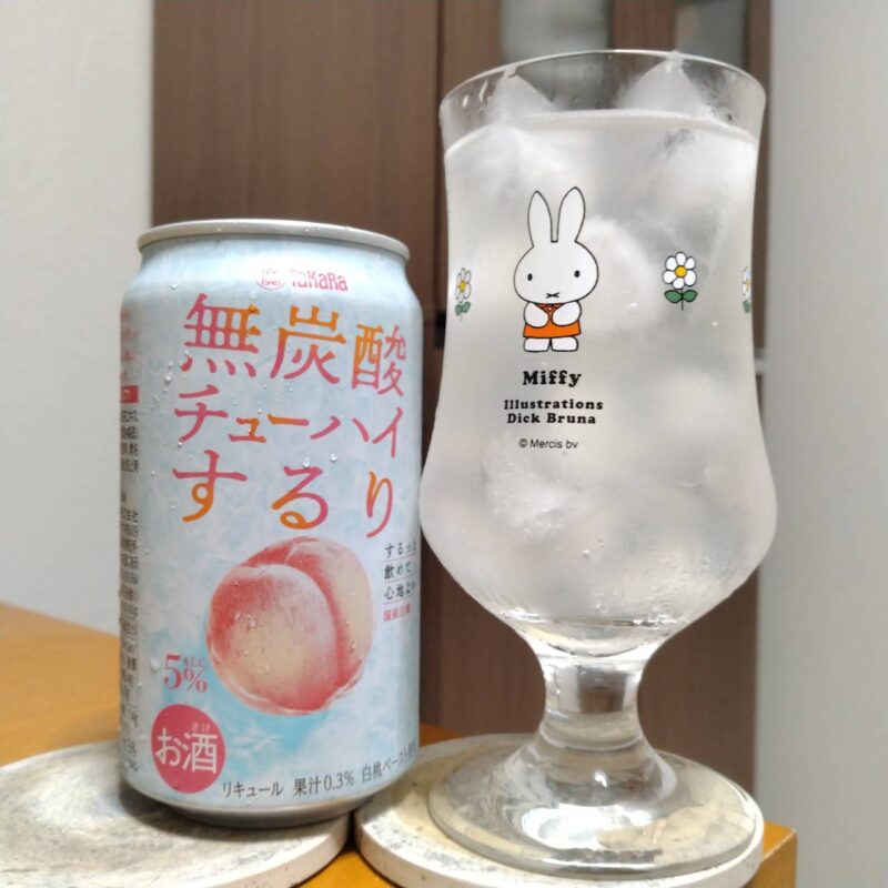 宝酒造タカラ無炭酸チューハイ「するり」国産白桃とグラスに注いだ宝酒造タカラ無炭酸チューハイ「するり」国産白桃