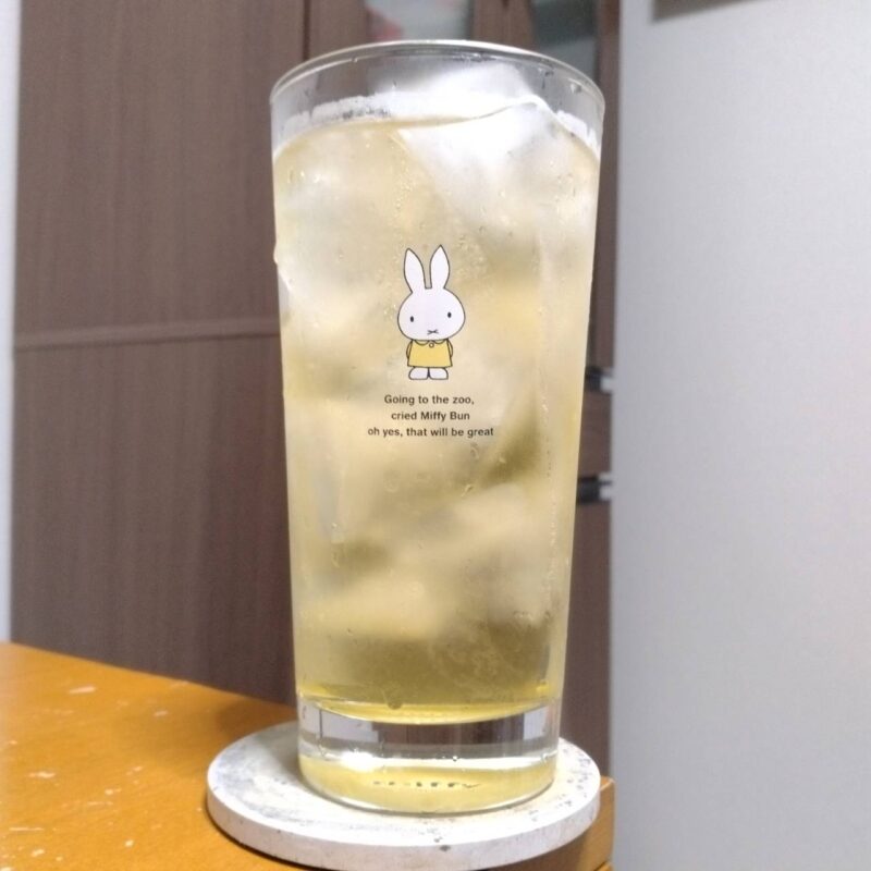 グラスに注いだ宝焼酎のやわらかお茶割り