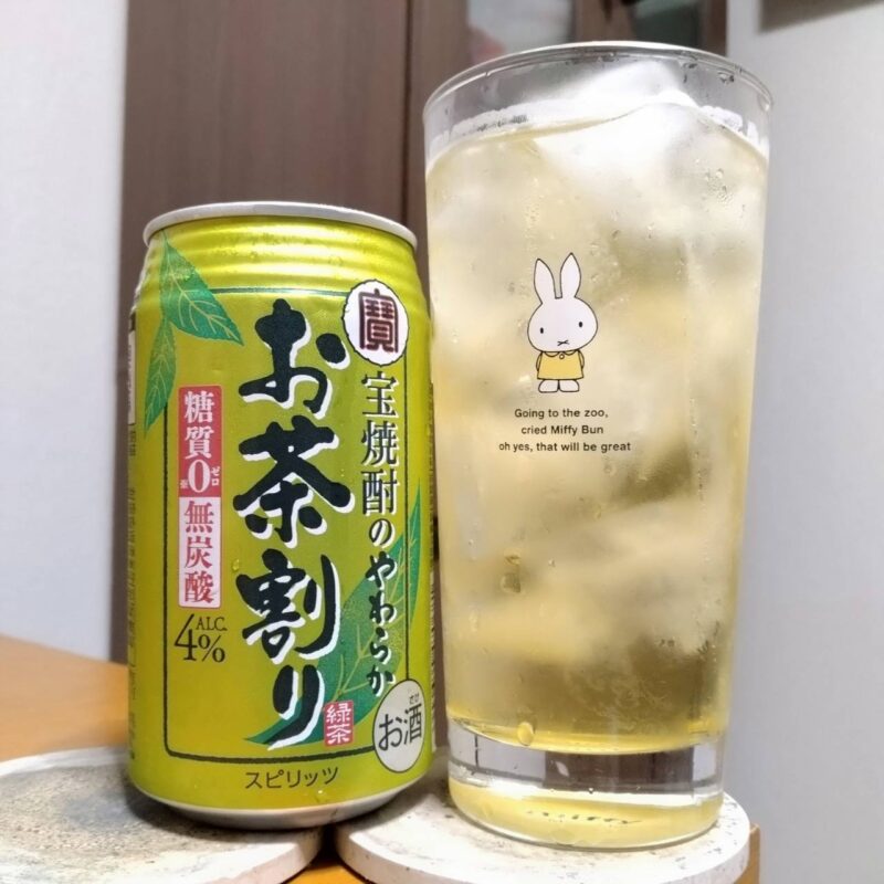 宝酒造宝焼酎のやわらかお茶割りとグラスに注いだ宝酒造宝焼酎のやわらかお茶割り