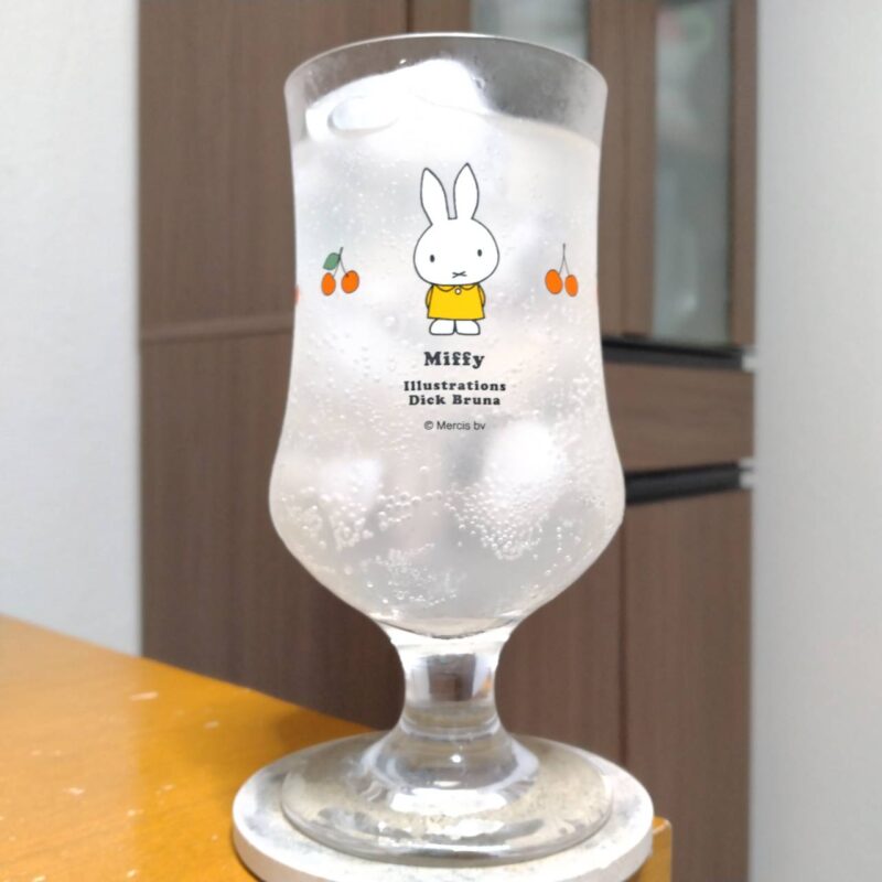 グラスに注いだ宝酒造イオングループ限定Takara私のりんごサワー