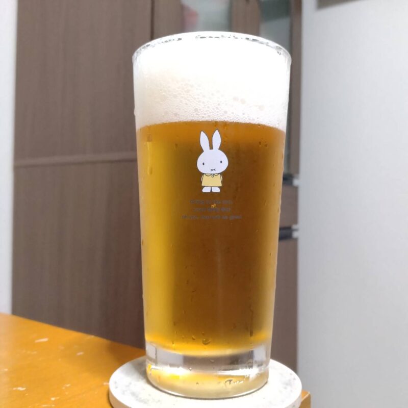 グラスに注いだアサヒクリアアサヒかろやか仕込み