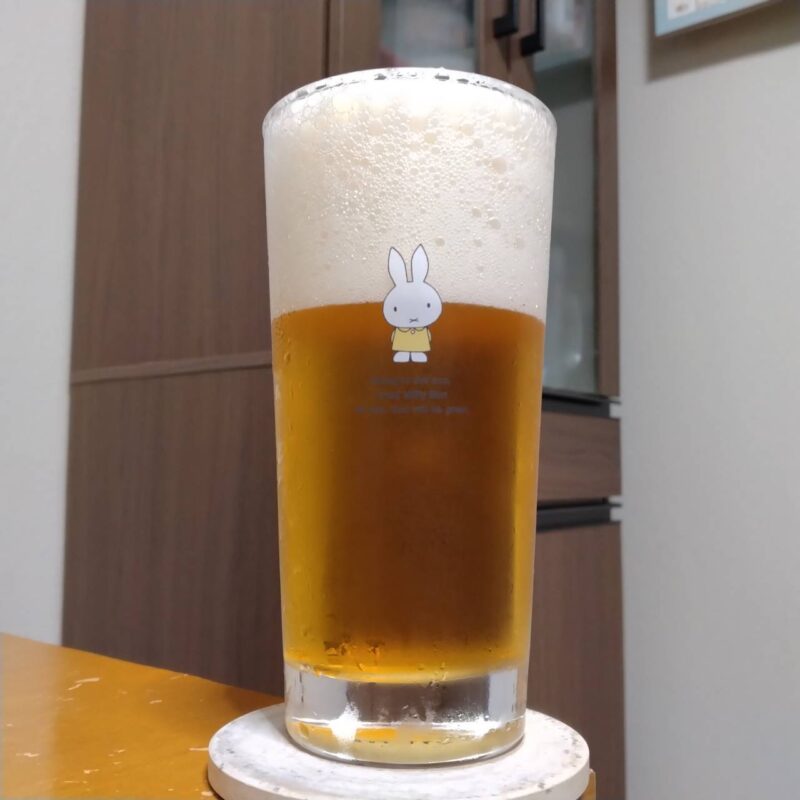グラスに注いだイオントップバリュ富良野生ビール