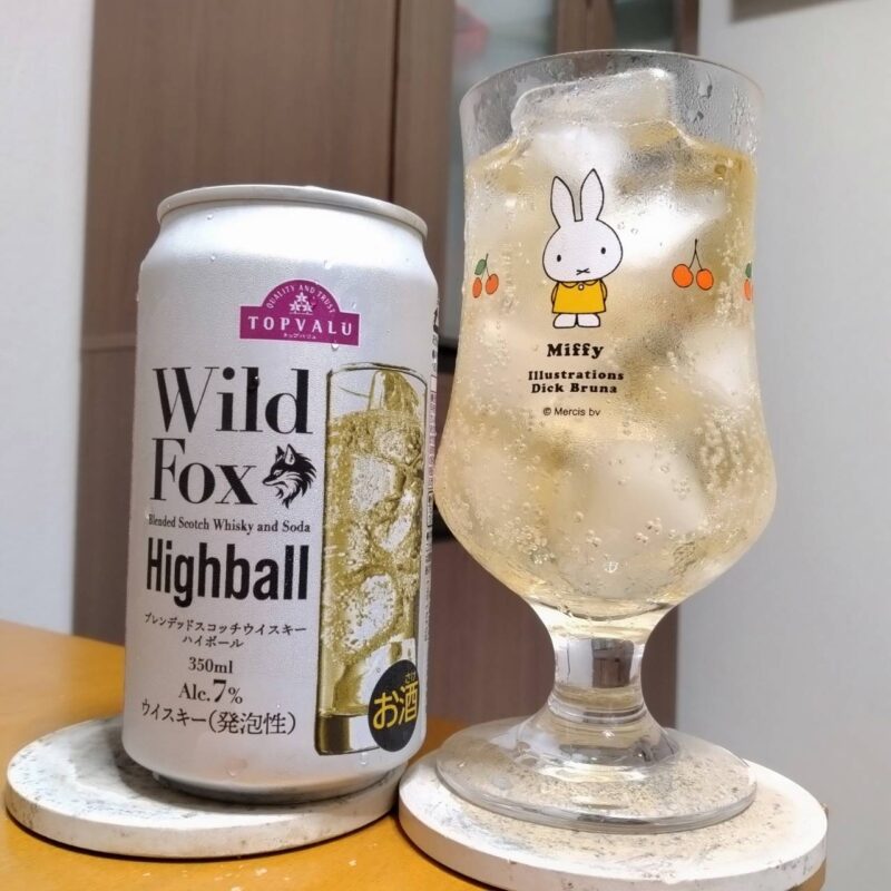 イオントップバリュWildFoxブレンデッドウィスキーハイボールとグラスに注いだイオントップバリュWildFoxブレンデッドウィスキーハイボール
