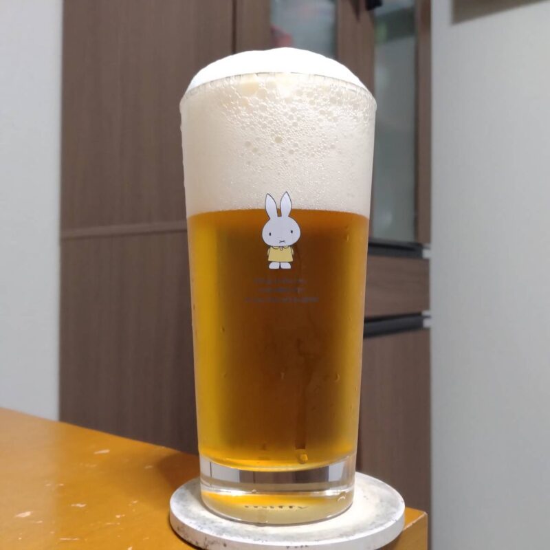 グラスに注いだ最後は、アサヒEGA BEERとミッフィー先生1号のツーショット写真です。