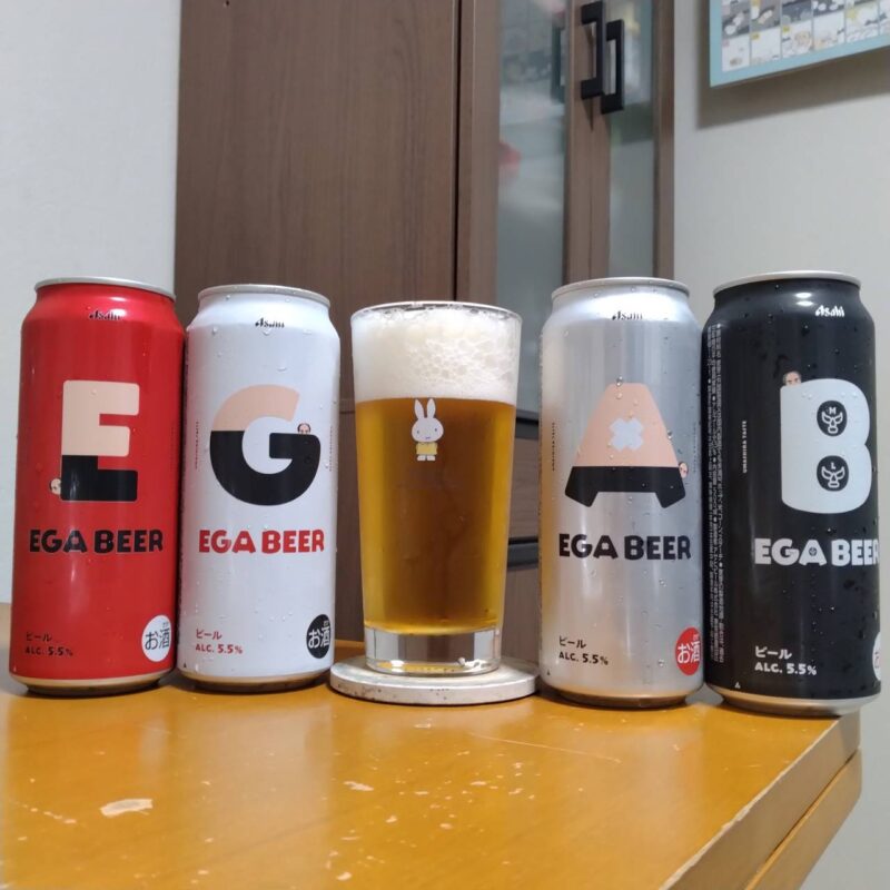 アサヒEGA BEERとグラスに注いだアサヒEGA BEER(その1)