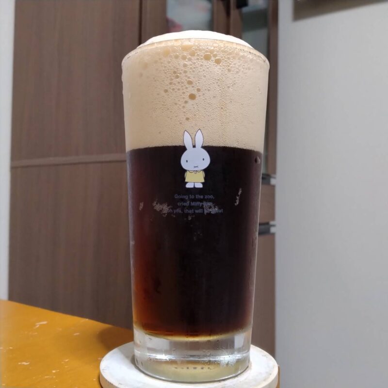 グラスに注いだアサヒ生ビールハーフ＆ハーフ