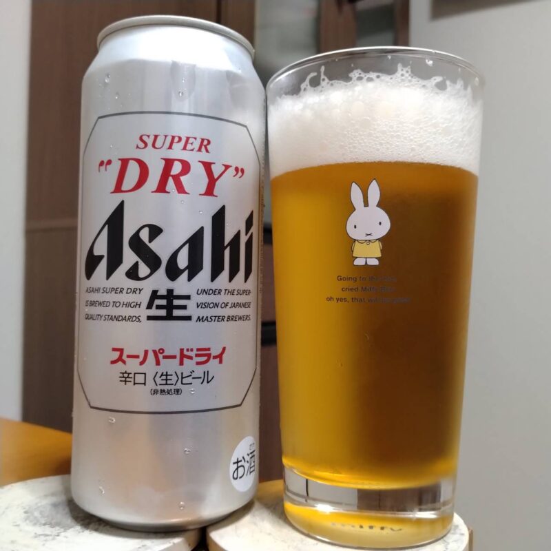 アサヒスーパードライとグラスに注いだアサヒスーパードライ