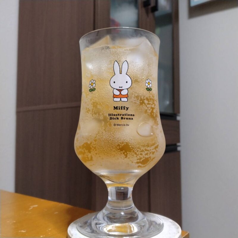 グラスに注いだ合同酒精ファミリーマート限定シャルドネティーサワー