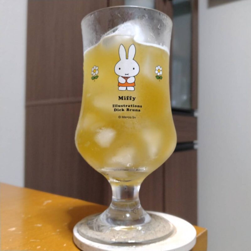 グラスに注いだ合同酒精まいばすけっと限定抹茶入り緑茶ハイ