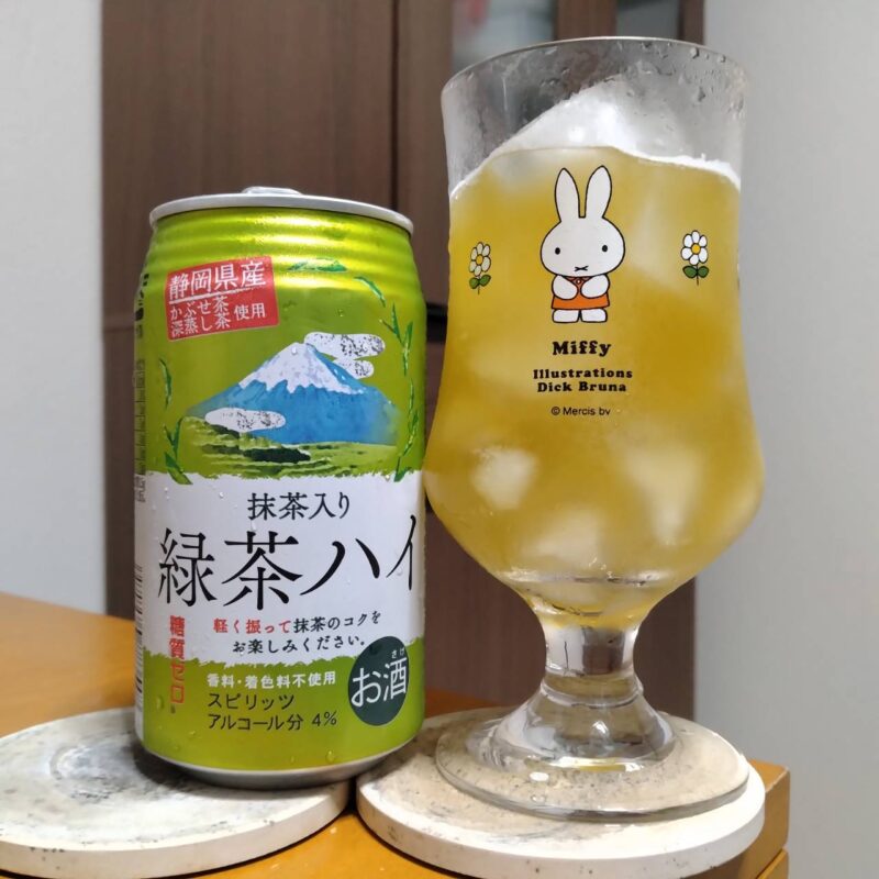 合同酒精まいばすけっと限定抹茶入り緑茶ハイとグラスに注いだ合同酒精まいばすけっと限定抹茶入り緑茶ハイ