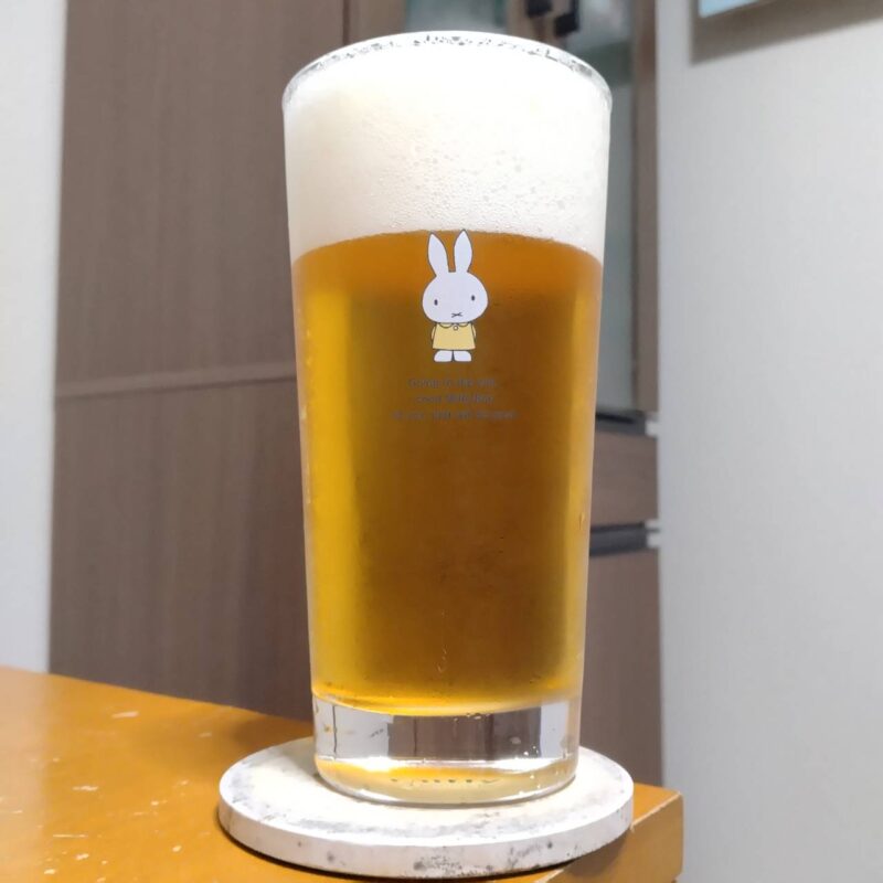 グラスに注いだキリンブルックリン・ブルワリーThe Stonewall Inn IPA