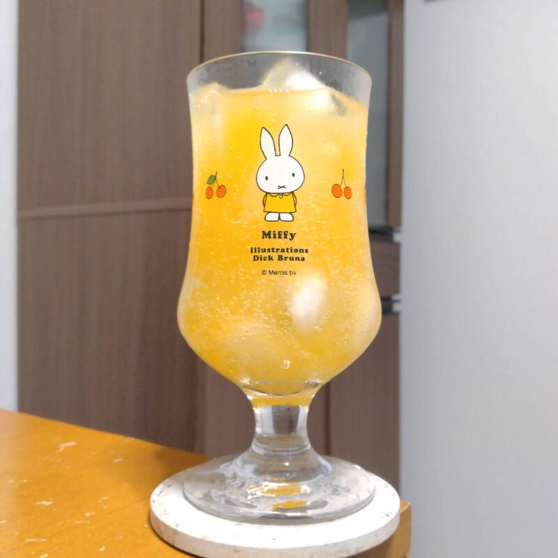 グラスに注いだキリン本搾り™チューハイ夏柑6種の柑橘厳選ブレンド＜季節厳選＞