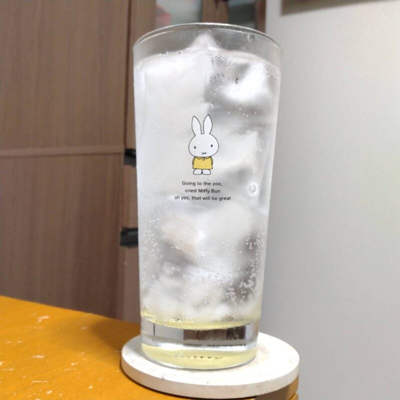 グラスに注いだキリン氷結®マンゴースパークリング（期間限定）