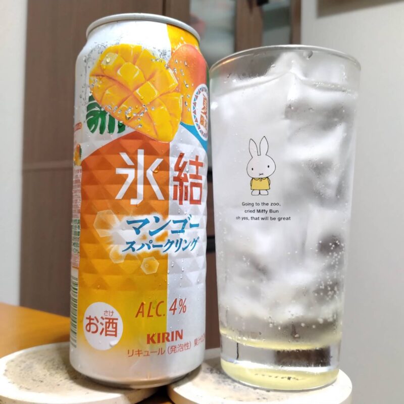 キリン氷結®マンゴースパークリング（期間限定）とグラスに注いだキリン氷結®マンゴースパークリング（期間限定）

