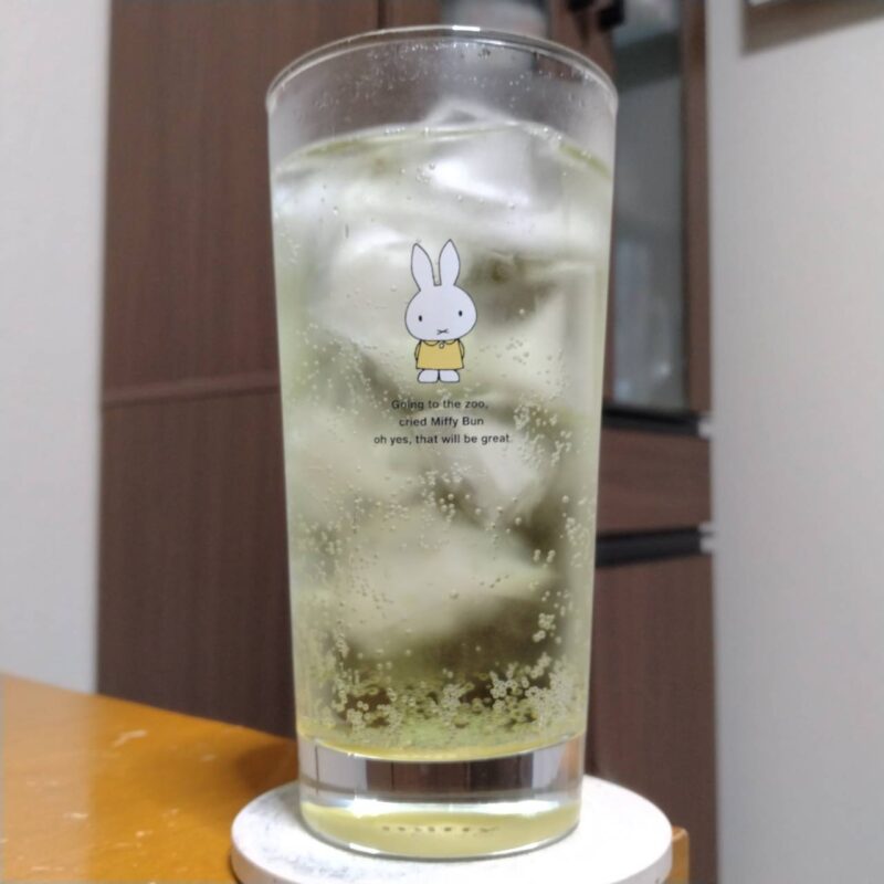 グラスに注いだ麒麟特製メロンソーダサワー