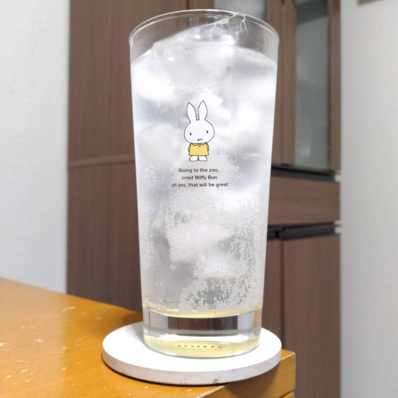 グラスに注いだサッポロ飲みごたえ＜超無糖＞シークヮーサー