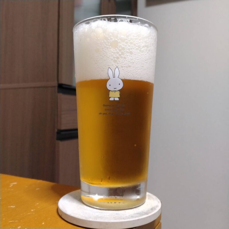 グラスに注いだサッポロビール園サマーピルス