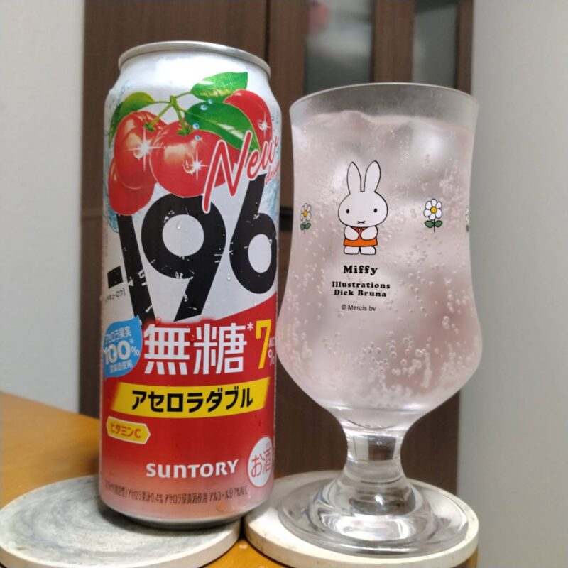 サントリー－196無糖〈アセロラダブル〉ALC.7%とグラスに注いだサントリー－196無糖〈アセロラダブル〉ALC.7%