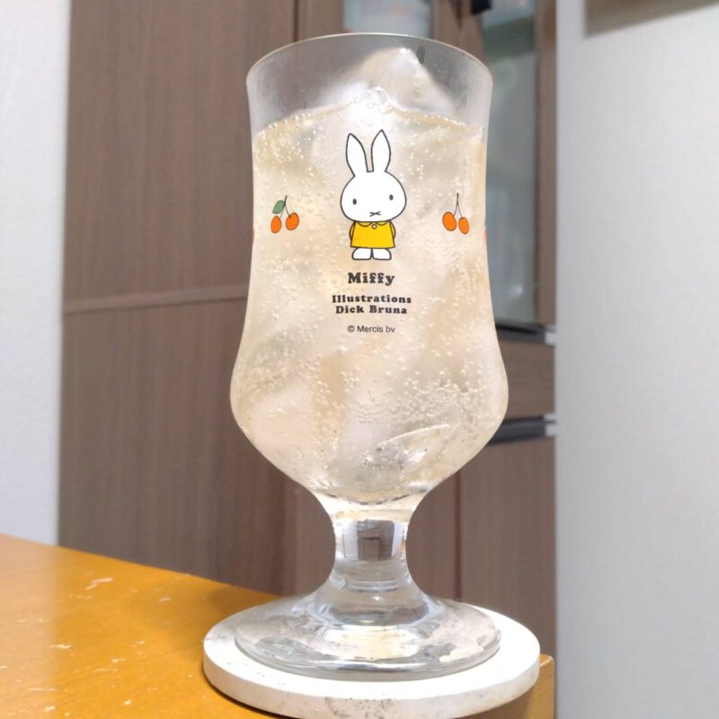 グラスに注いだサントリージムビーム〈オレンジスカッシュ〉
