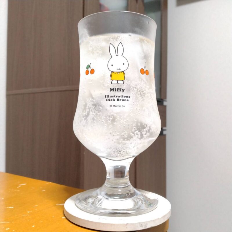 グラスに注いだ宝酒造タカラ「焼酎ハイボール」〈強烈パインサイダー割り〉