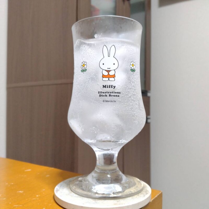 徳岡セブンイレブン限定HUB監修レモンサワーとグラスに注いだ徳岡セブンイレブン限定HUB監修レモンサワー