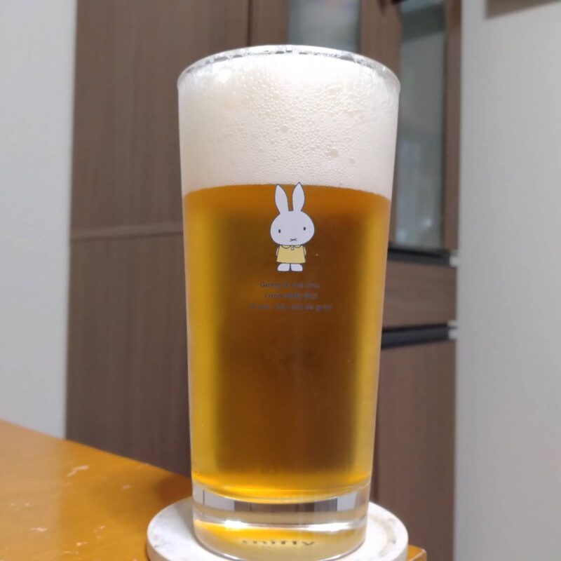 グラスに注いだイオントップバリュプレミアム生ビール