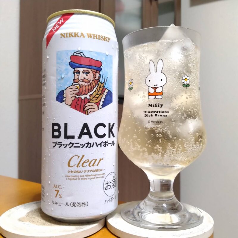 アサヒブラックニッカクリアハイボール缶とグラスに注いだアサヒブラックニッカクリアハイボール缶