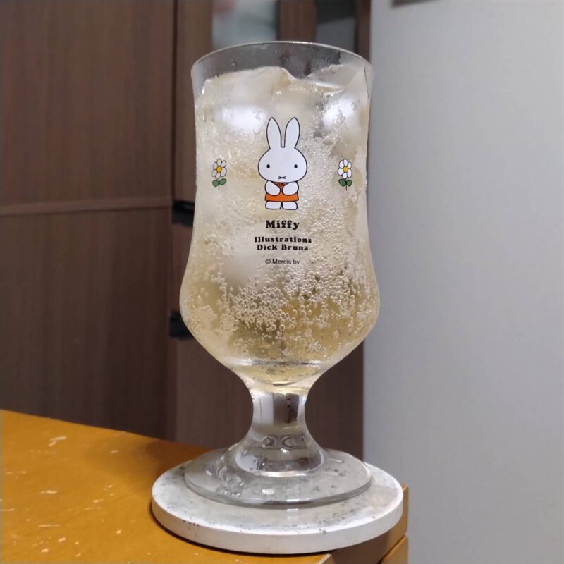 グラスに注いだアサヒニッカフロンティアハイボール缶