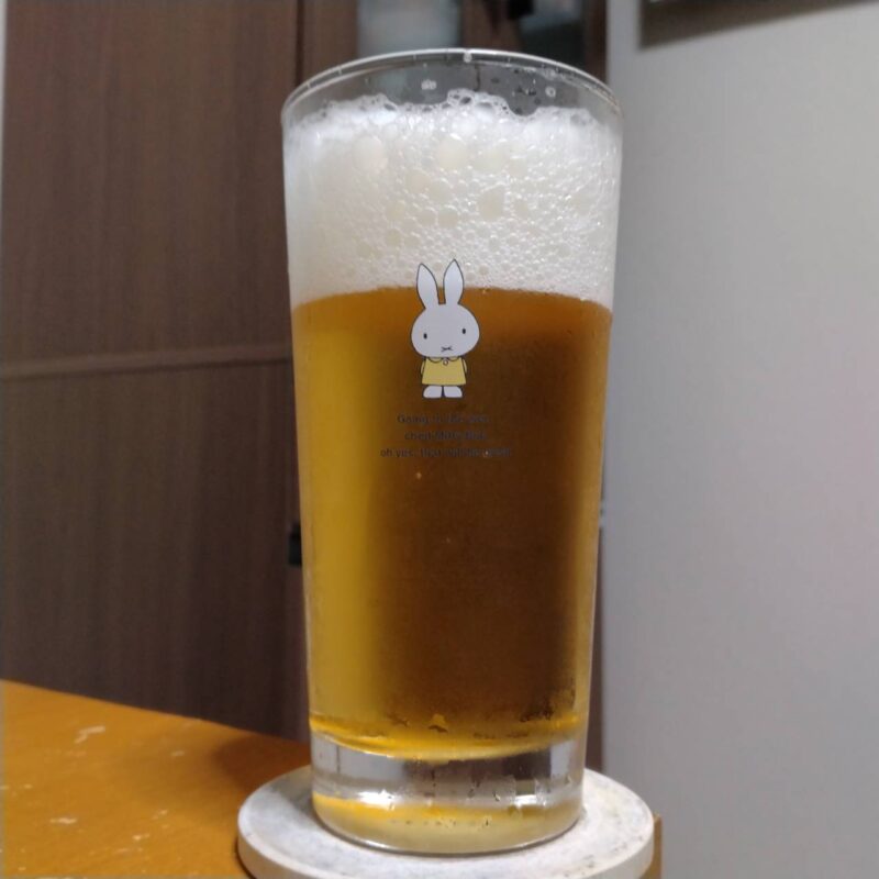 グラスに注いだアサヒオリオン SHIKUWASA BEER