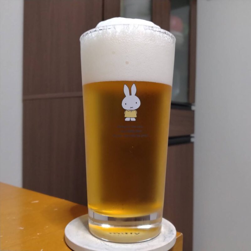 グラスに注いだアサヒスーパードライ