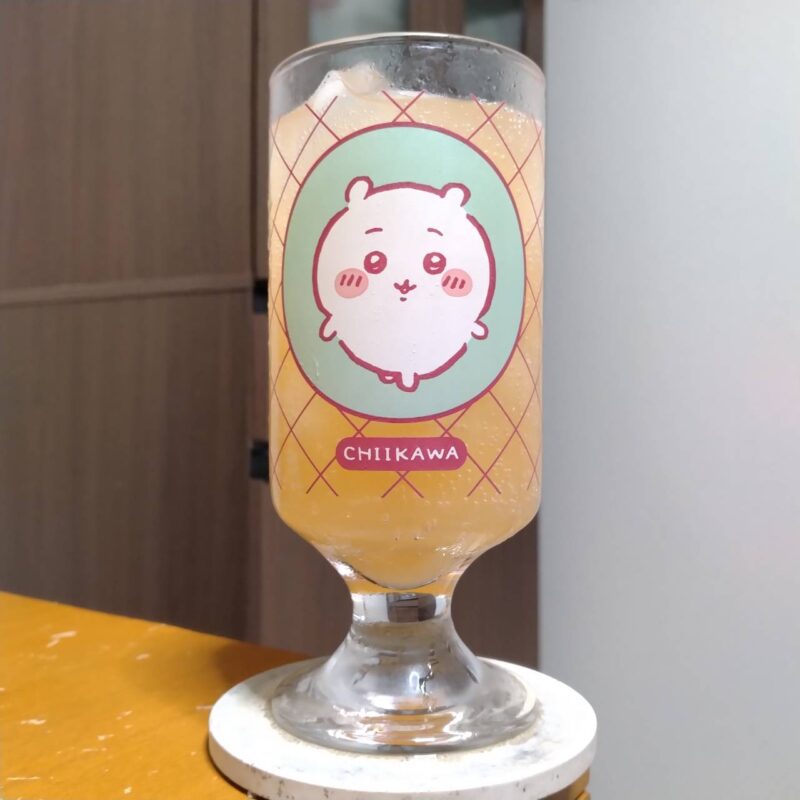 グラスに注いだアサヒ贅沢搾りグレープフルーツ(その1)