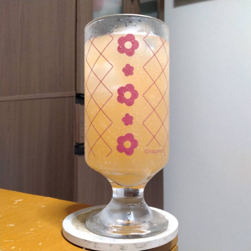 グラスに注いだアサヒ贅沢搾りグレープフルーツ(その2)