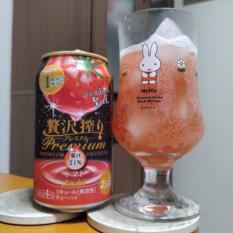 アサヒ贅沢搾りプレミアムトマトとグラスに注いだアサヒ贅沢搾りプレミアムトマト
