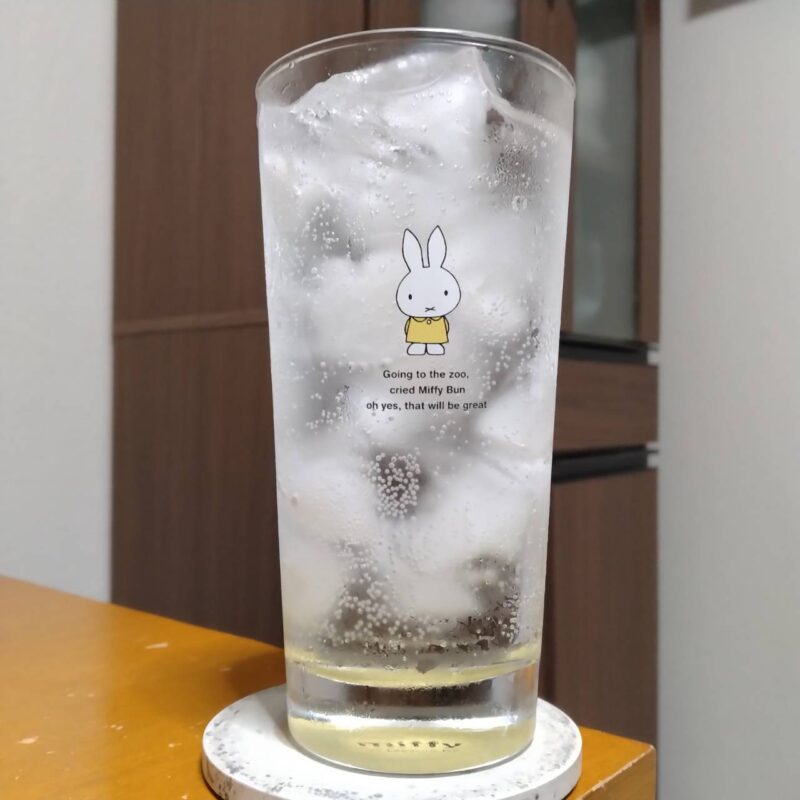 グラスに注いだアシードマルエツ限定STRONG DRY CHU-HI