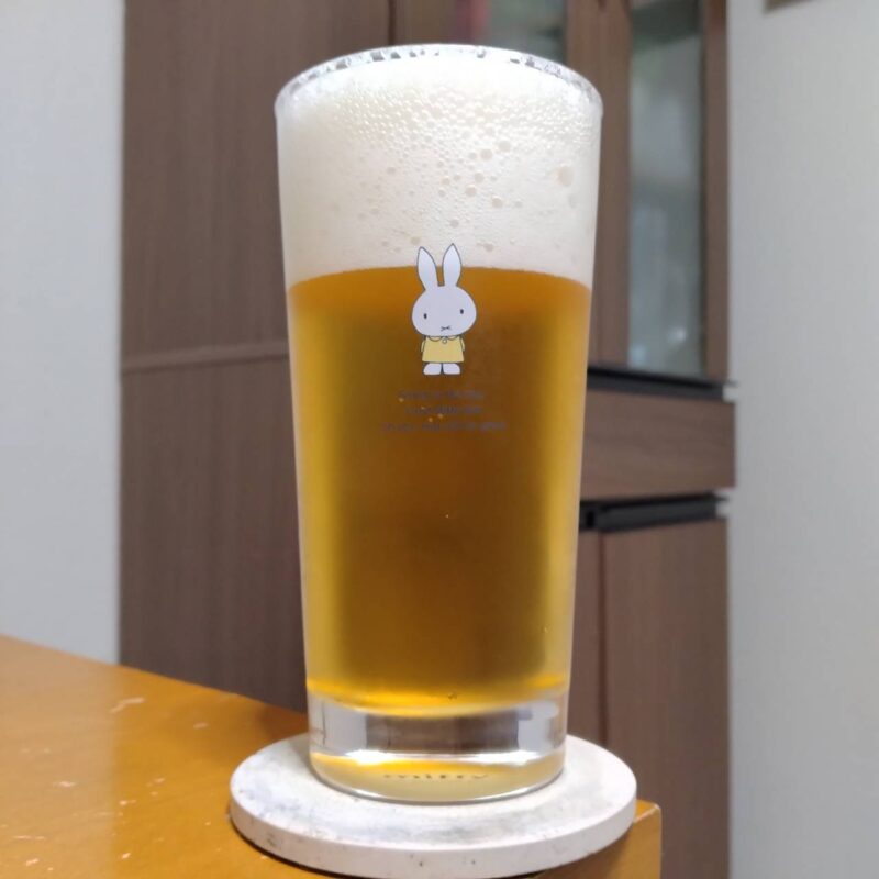 グラスに注いだブリュードッグFUJI ROCK CRAFT LAGER（フジロッククラフトラガー）