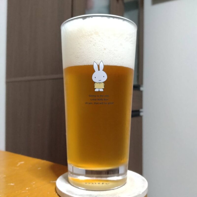 グラスに注いだ伊勢角麦酒イトーヨーカドーグループ限定CRAFT DAYS SESSION IPA