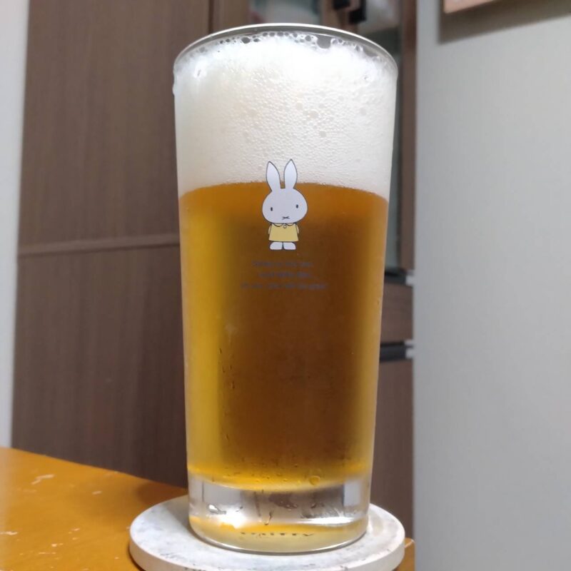 グラスに注いだサッポロファミリーマート限定サッポロ北海道生ビール