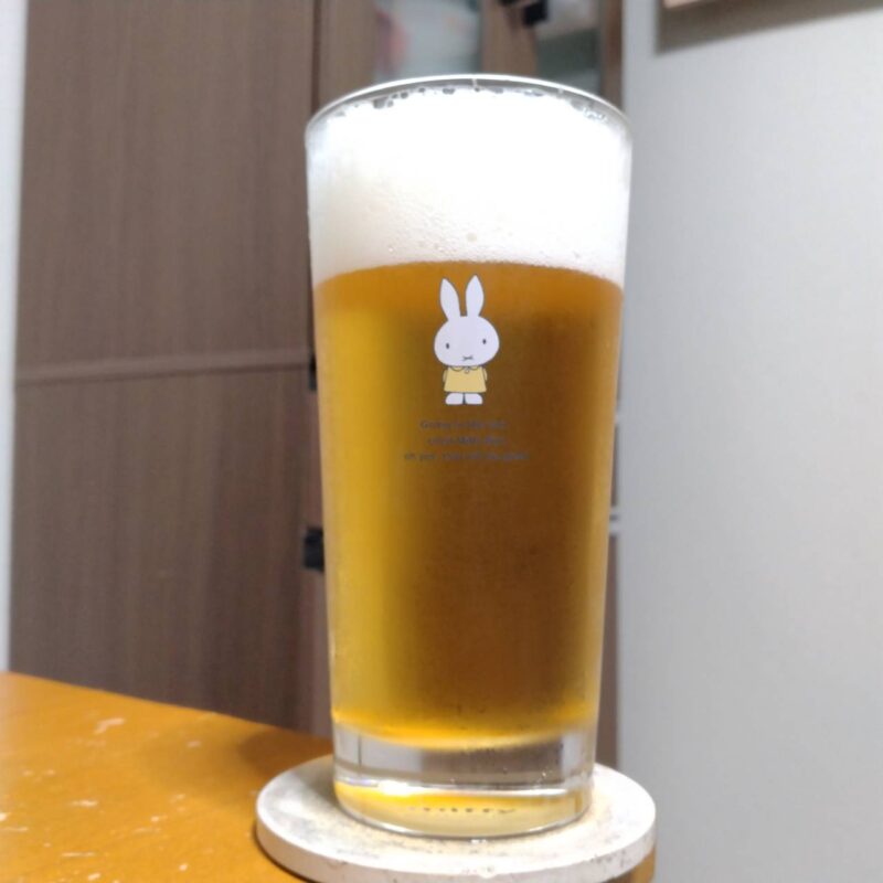 グラスに注いだサッポロ生ビール黒ラベル