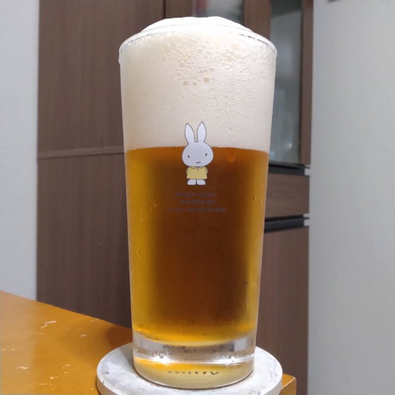 グラスに注いだサッポロヱビスビール矢沢あい描き下ろしデザイン缶