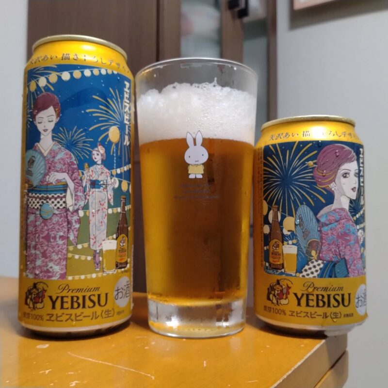 サッポロヱビスビール矢沢あい描き下ろしデザイン缶とグラスに注いだサッポロヱビスビール矢沢あい描き下ろしデザイン缶