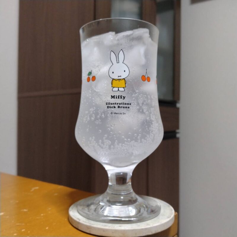 グラスに注いだサントリー－196無糖〈冷凍みかん〉ALC.7% 