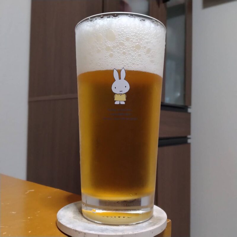 グラスに注いだサントリー生ビール〈夏生〉