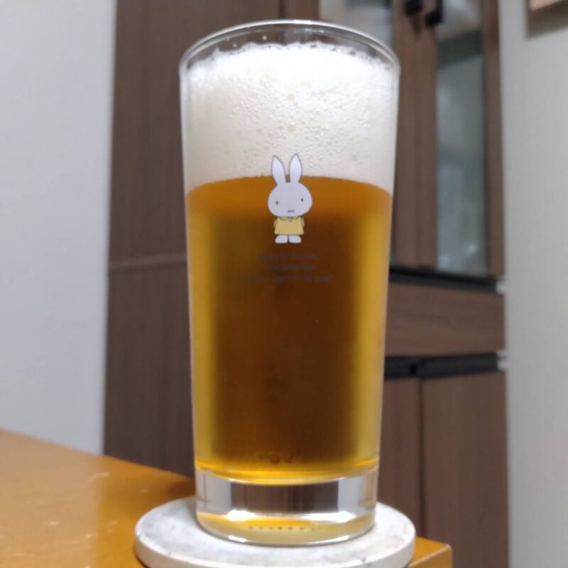 グラスに注いだサントリー生ビール