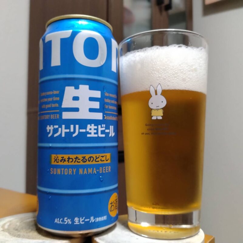 サントリー生ビールとグラスに注いだサントリー生ビール