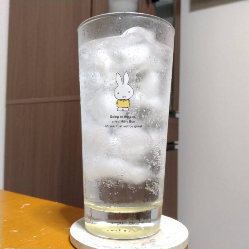 グラスに注いだサントリー翠ジンソーダ〈すっきり爽やか〉