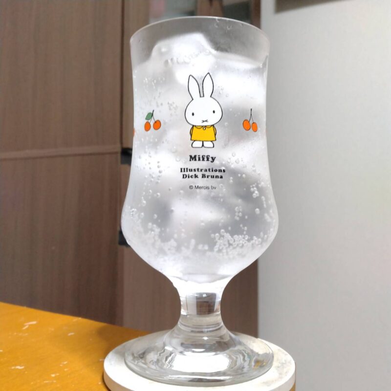 グラスに注いだサントリーTHE PEEL(ザ ピール)〈レモン〉
