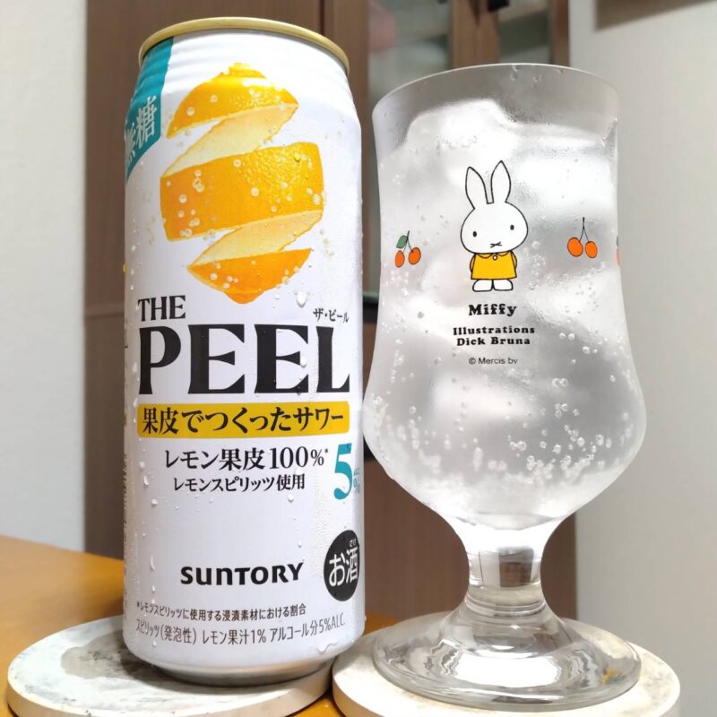 サントリーTHE PEEL(ザ ピール)〈レモン〉とグラスに注いだサントリーTHE PEEL(ザ ピール)〈レモン〉