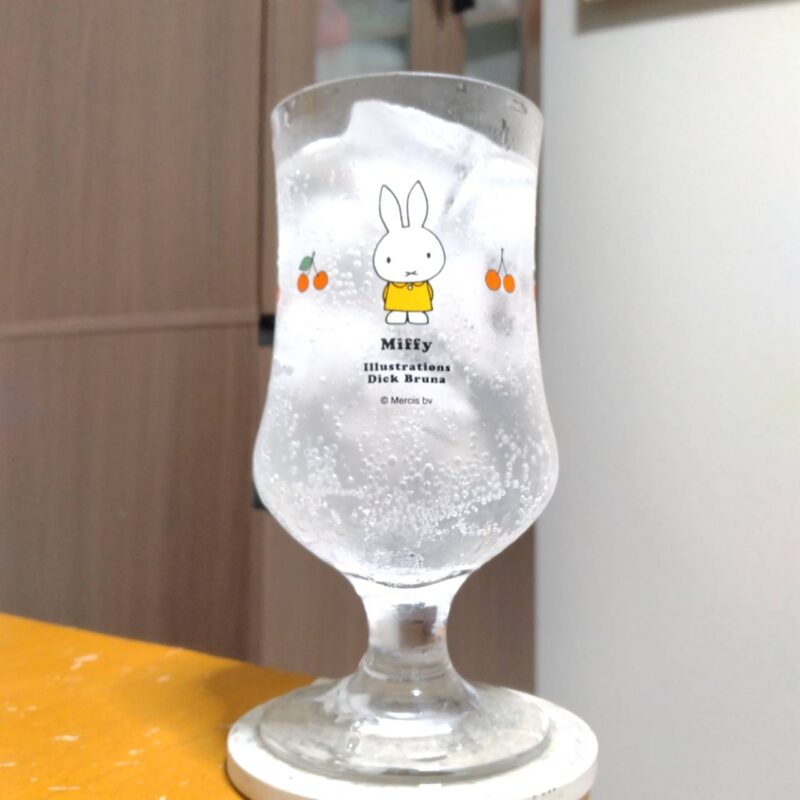 グラスに注いだサントリーライム香るTHE PEEL〈レモン〉ALC.5%
